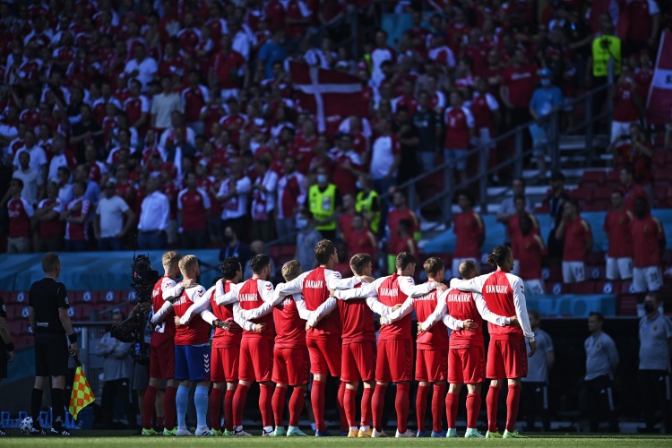 欧洲杯比赛奏国歌仪式的丹麦队