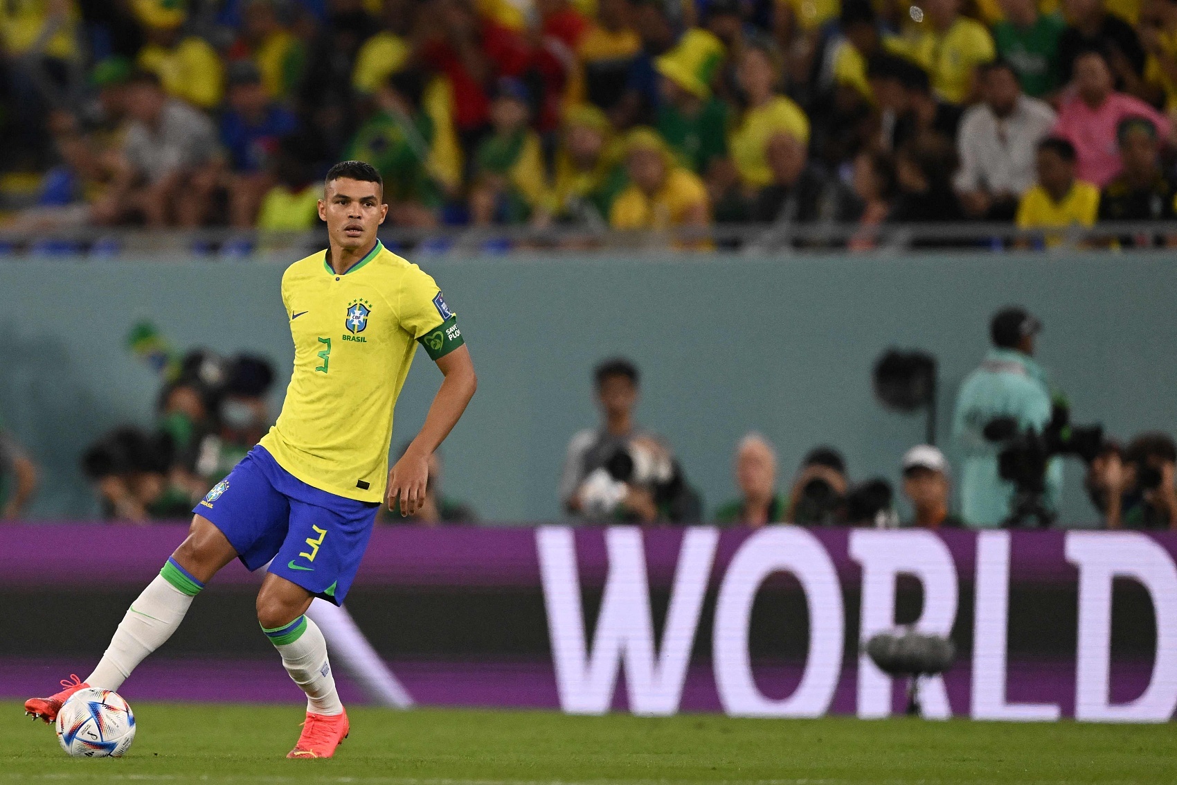内维尔：蒂亚戈-席尔瓦38岁这状态令人惊，巴西队攻守很平衡