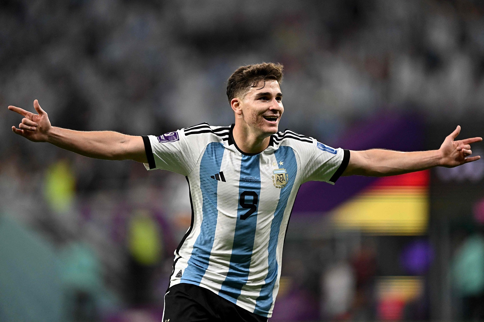22岁306天，阿尔瓦雷斯是阿根廷在世界杯淘汰赛第五年轻进球者