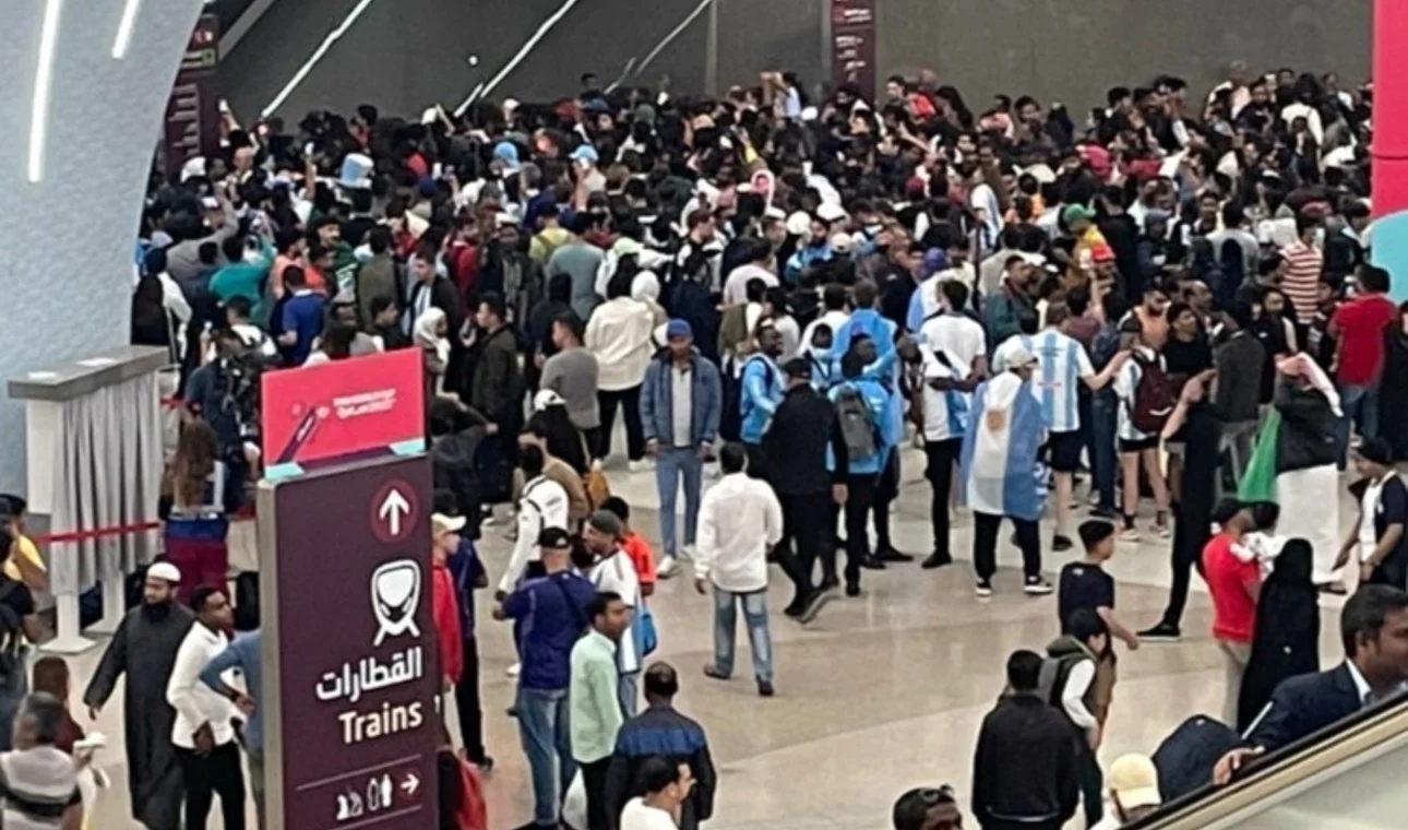 前往决赛现场的阿根廷球迷太多，卡塔尔一地铁站超负荷被迫关闭