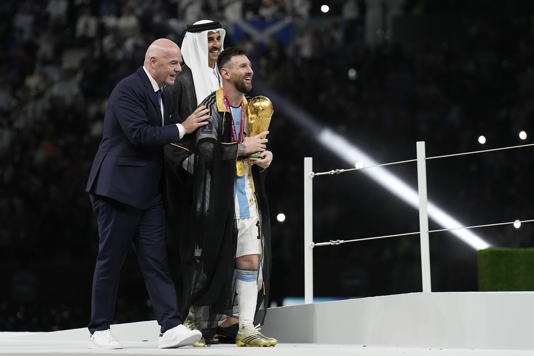 世体：世界杯决赛颁奖仪式上，卡塔尔酋长拒绝与巴西裁判握手