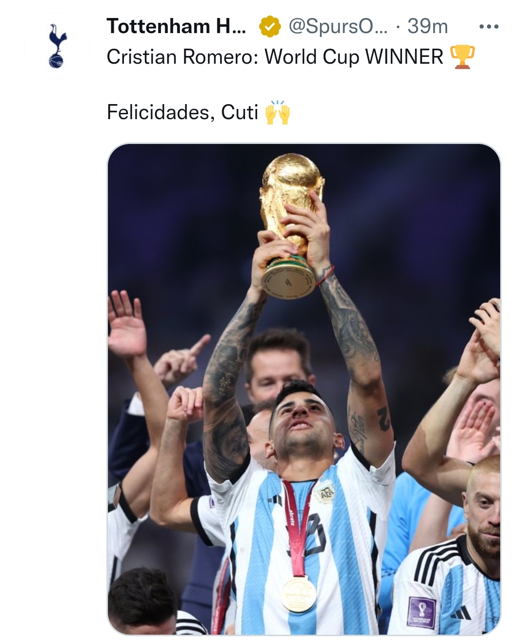 热刺官推晒C-罗梅罗高举金杯照片：恭喜你获得世界杯冠军
