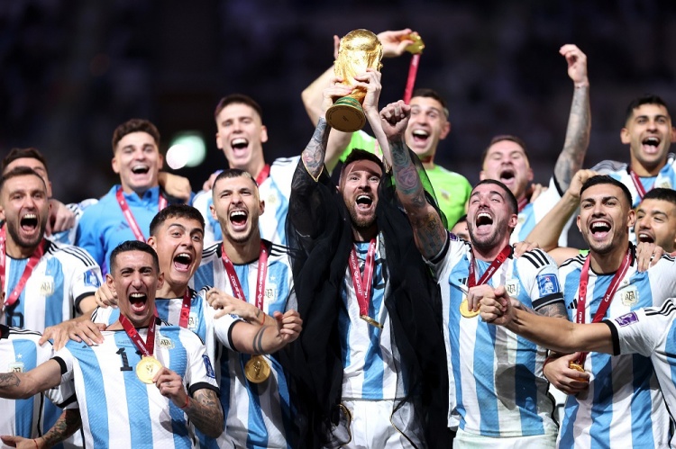阿媒：阿根廷球员们赛后庆祝时使用的大力神杯是复制品