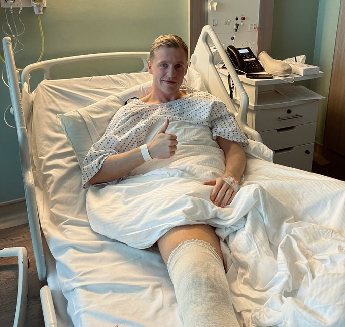 范德贝克晒腿缠绷带照:很遗憾赛季报销,手术成功是时候开始康复了