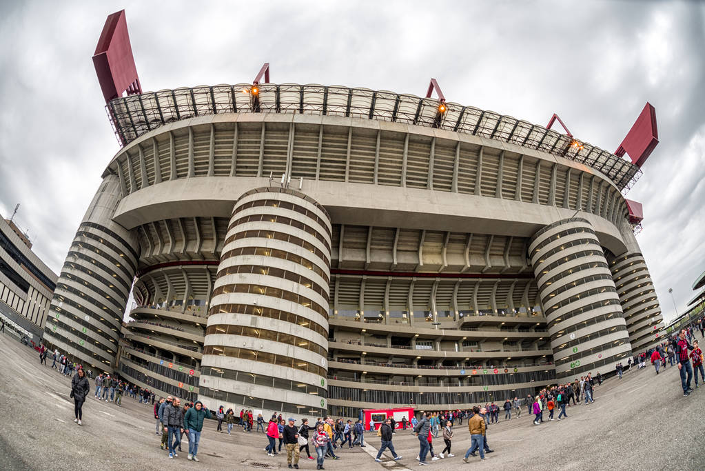 70428人进入圣西罗观看米兰vs萨索洛比赛，门票收入近250万欧