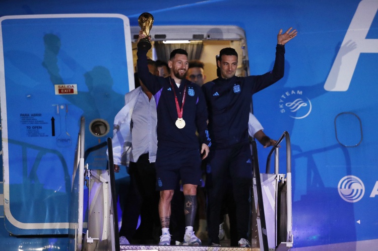 梅西、马丁内斯和斯卡洛尼分别竞逐奖项，阿根廷有望创造FIFA记录