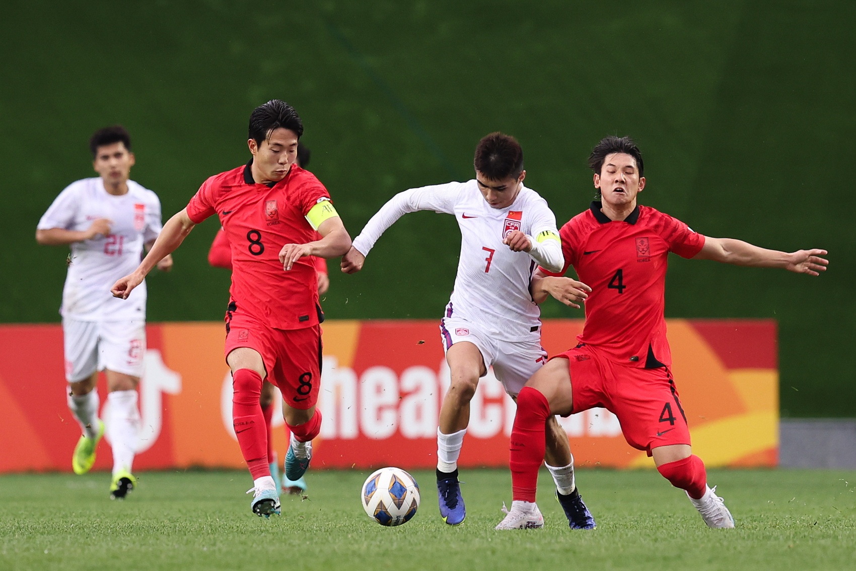 津媒：国字号队伍踢不了复杂的足球，海外拉练可以有效提升竞争力