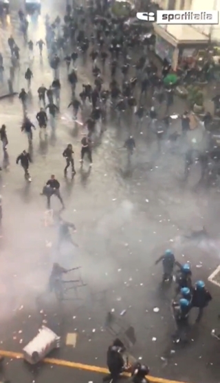 记者：法兰克福球迷在那不勒斯市中心放火，当地警方已介入