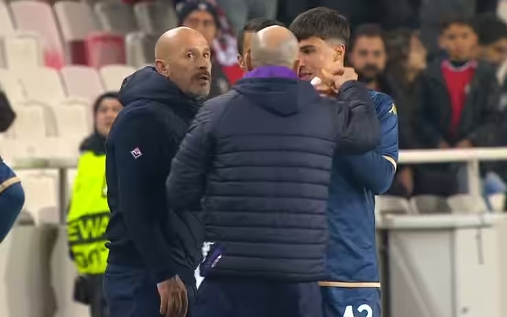 欧会杯出现球场暴力！一名土耳其球迷冲进球场打伤佛罗伦萨球员