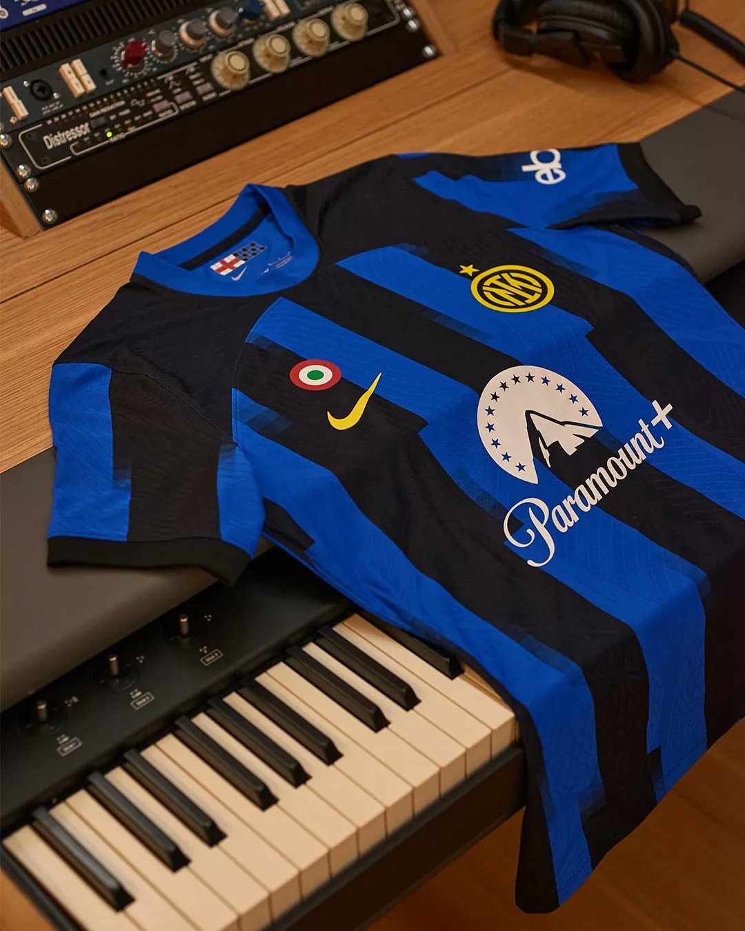 国米23-24赛季主场球衣发布：蓝黑条纹设计 派拉蒙+为胸前赞助商
