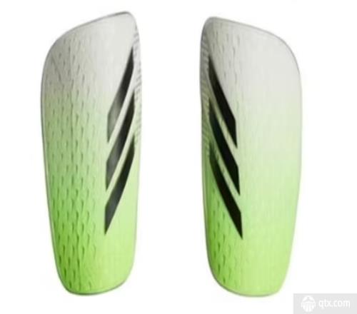 与平常的个性化护腿板不同，C罗选择穿着阿迪达斯X Pros 
