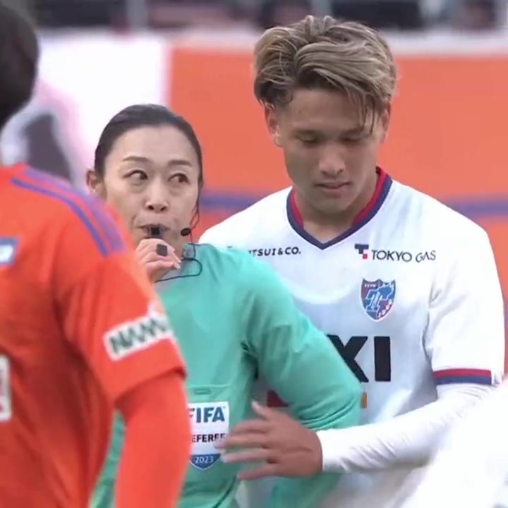 日本联赛球员手摸女裁判胸部引发热议