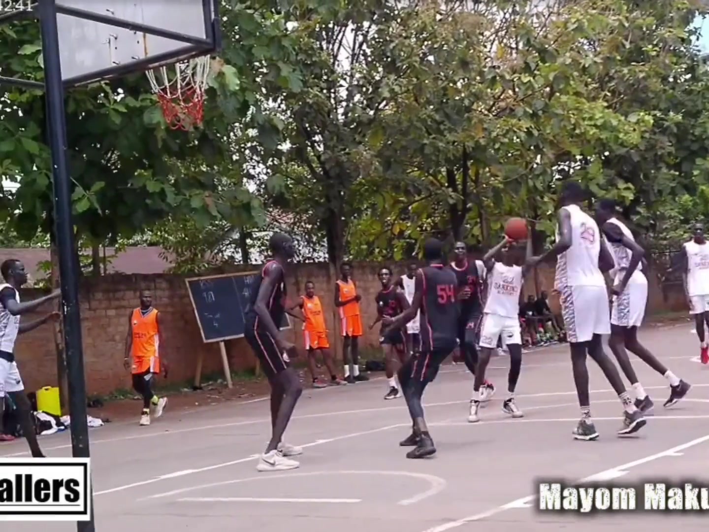 南苏丹惊现全员220m身高打球太恐怖了，五个文班这种怎么防