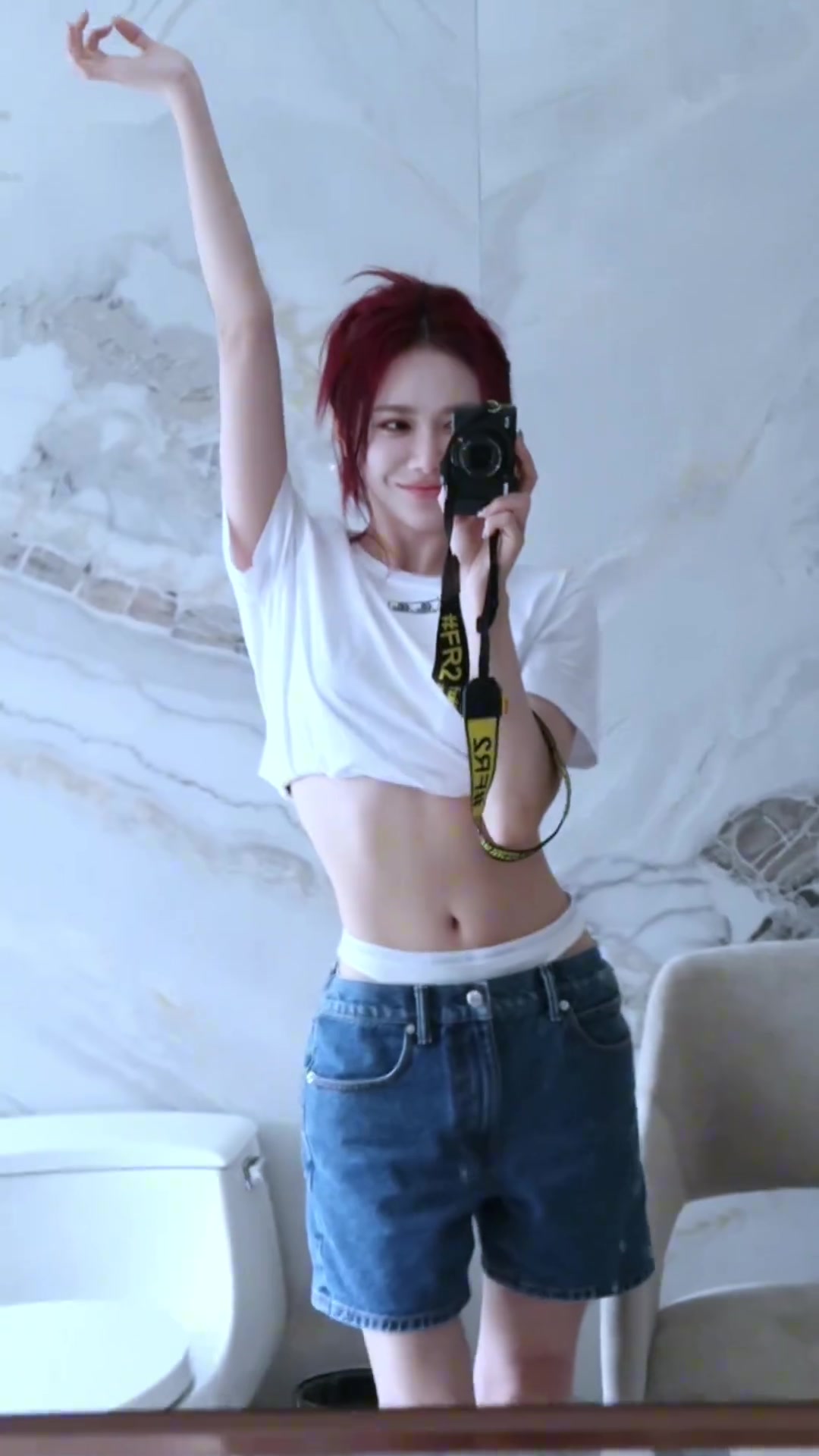 美娜晒美照:“偷感很重”