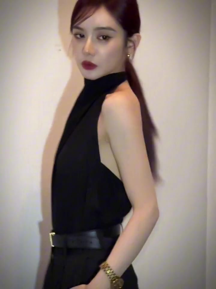 美娜晒性感视频,这么好的背不拔罐可惜了