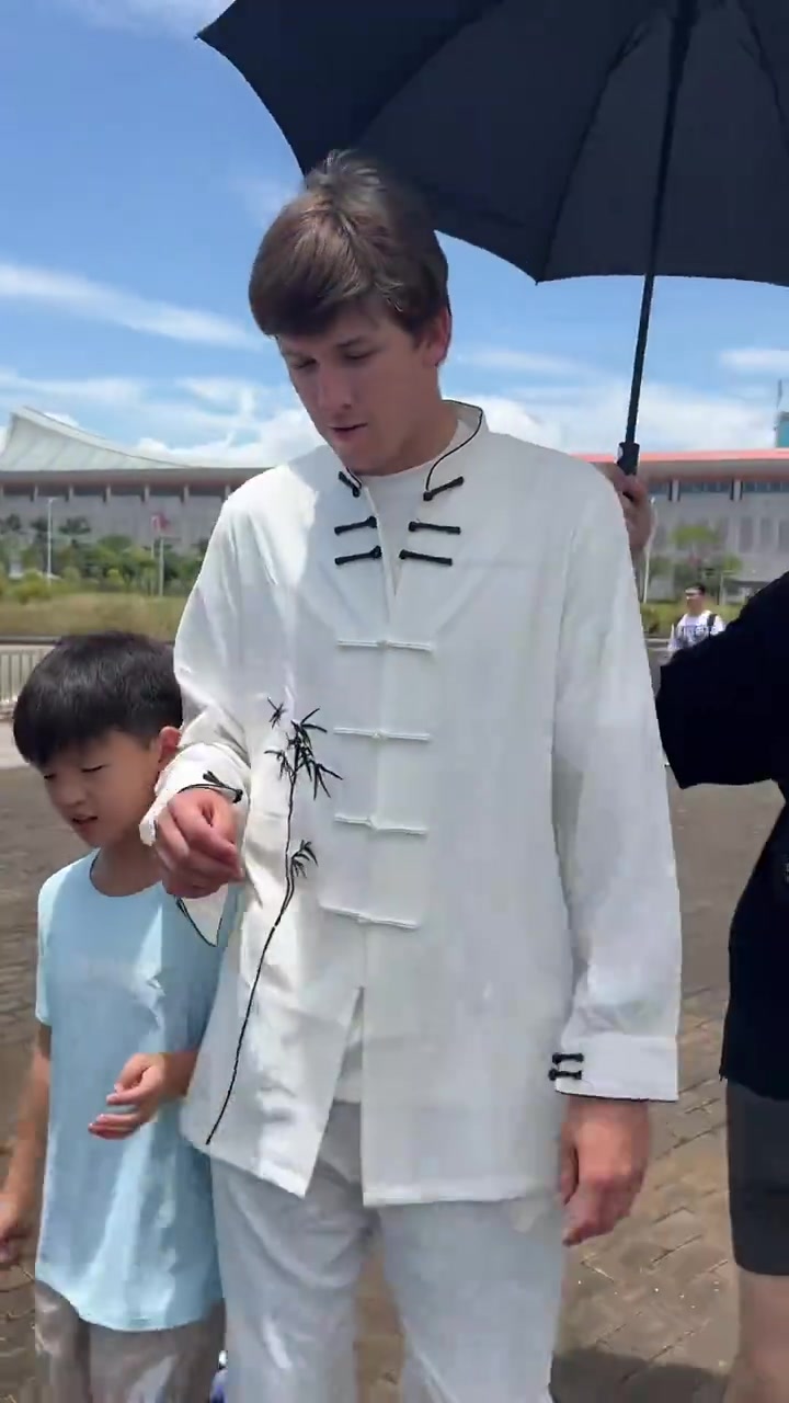里夫斯穿着这身,是想去和叶问过过招吗