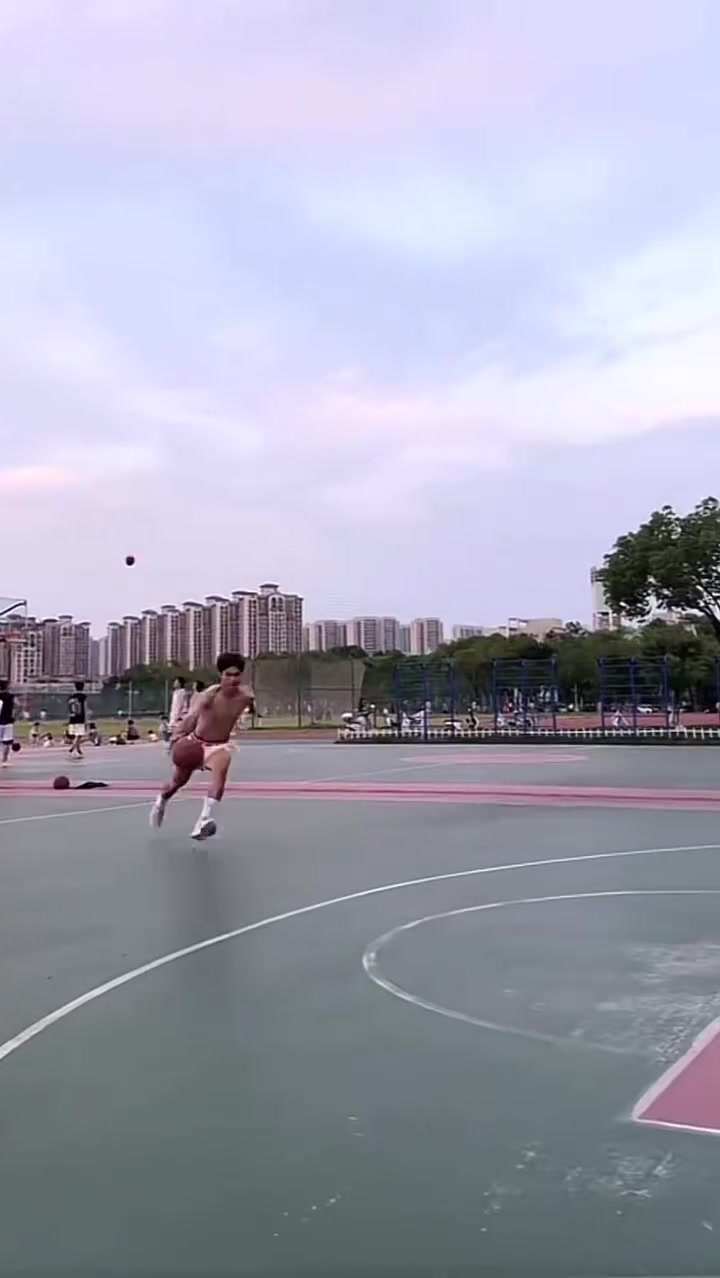 就差一点!这哥们罚球线往里一步跳投扣篮!