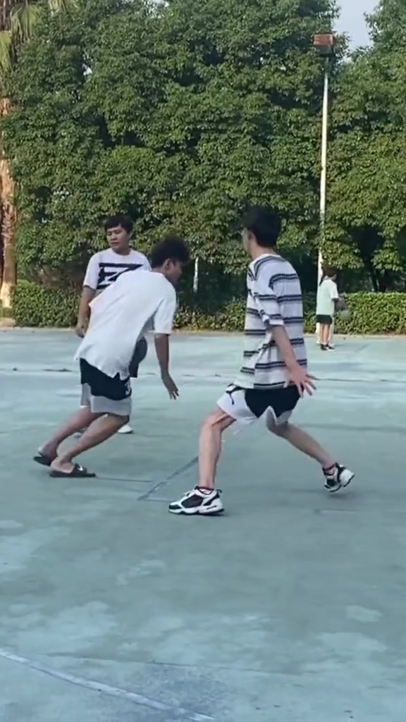 这是什么牌子的拖鞋,我也想扣篮