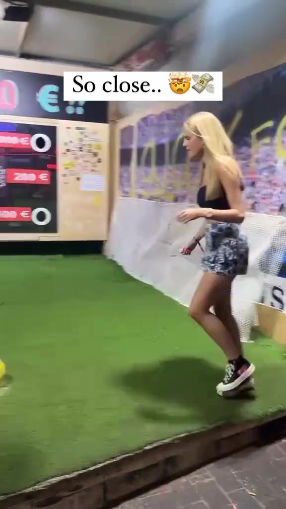 美女太准了!这脚法绝对是练过吧!