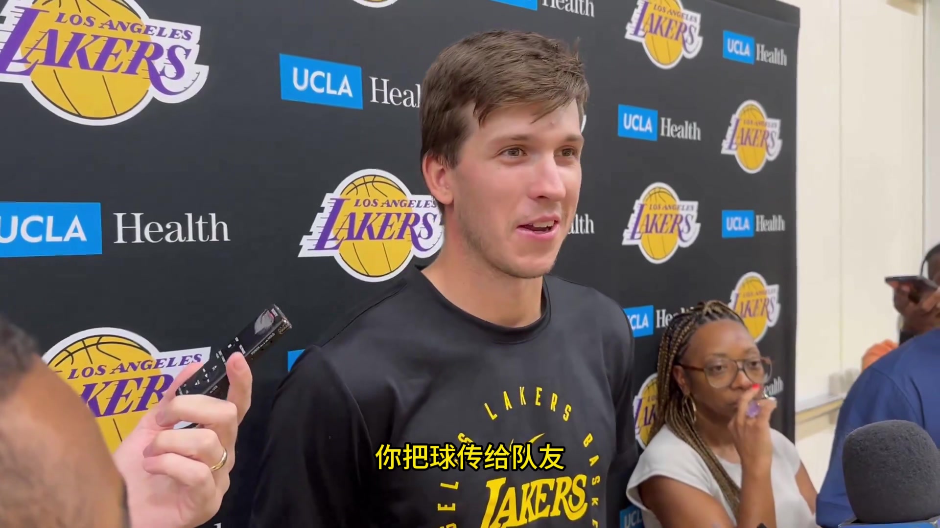 太实诚了!里夫斯:现在NBA计算助攻的方式很慷慨,运两三下也算