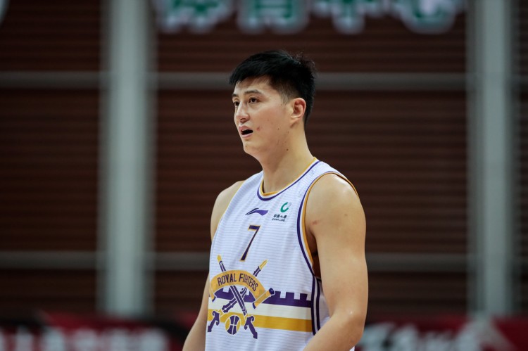 俞长栋本赛季共摘下170个篮板排名国内球员第3 仅次于王哲林&常林