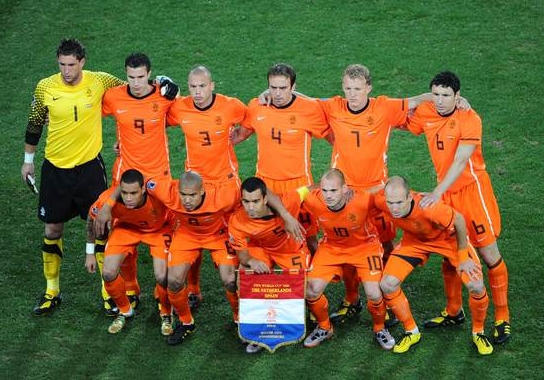 郁金香的遗憾！无冕之王荷兰10年世界杯决赛的首发，你还记得吗？