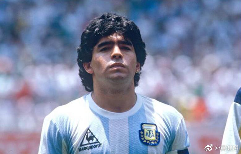 黄健翔评阿根廷2-0墨西哥：那个人，在俯瞰球场，护佑着阿根廷！