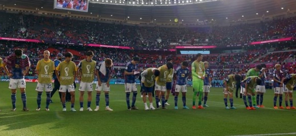 斯密马赛！不敌哥斯达黎加，日本队员赛后向现场球迷鞠躬道歉