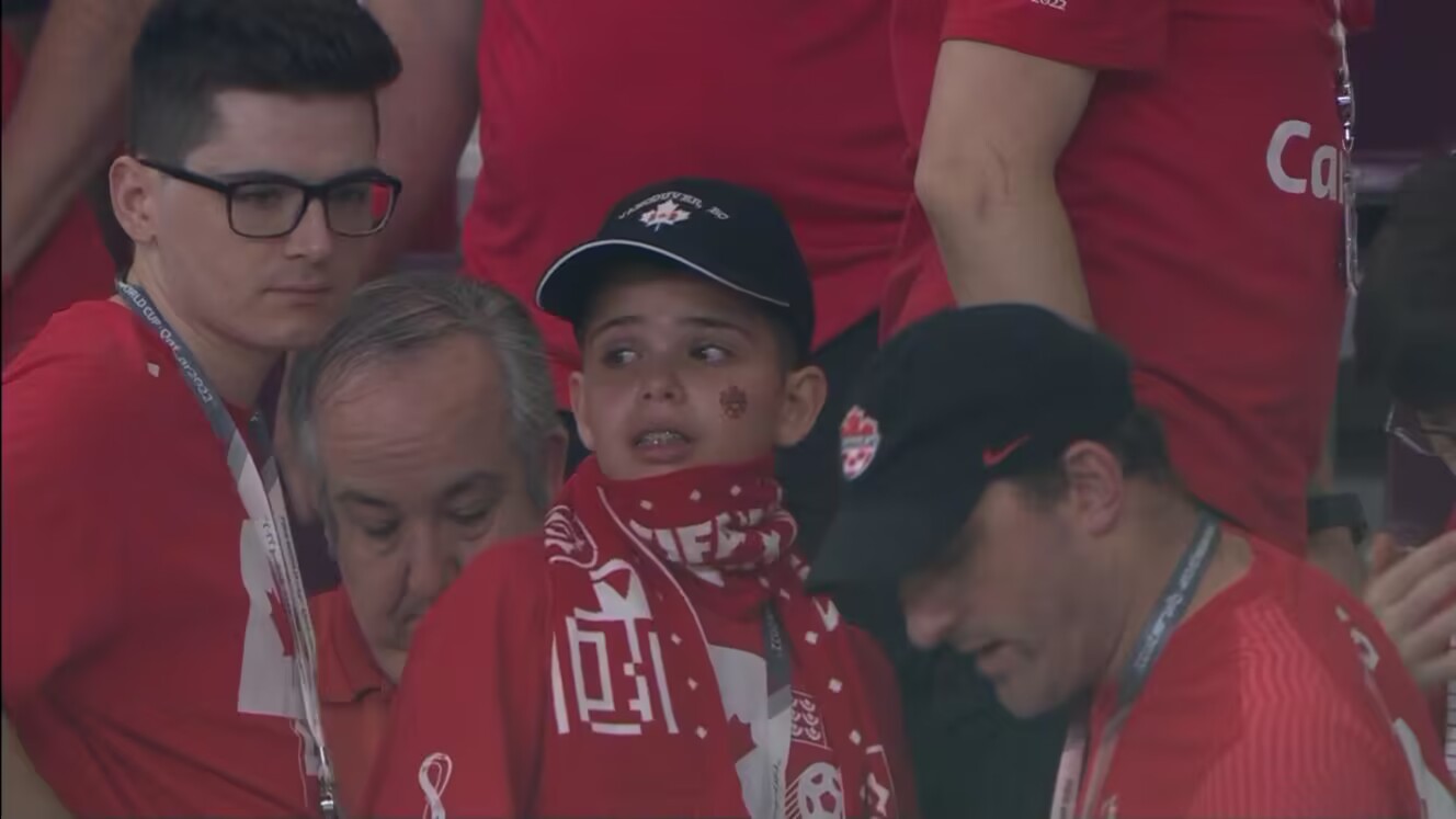 目睹球队两连败出局，看台上的加拿大小球迷哭得很伤心