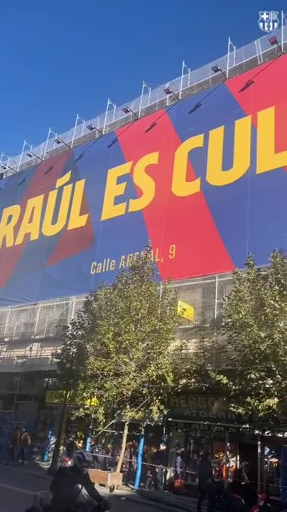 巴萨在马德里的商店开业，宣传横幅整活：劳尔也是我们球迷