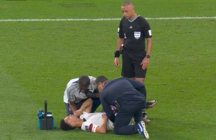 罗宾逊与邓弗里斯相撞后受伤，坚持比赛几分钟后示意队医进场治疗