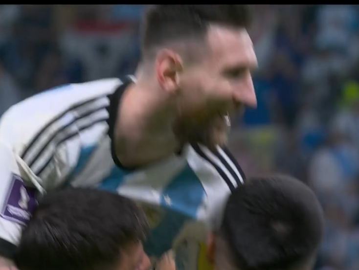继续前进！赛后奥塔门迪等阿根廷队友将梅西抱了起来