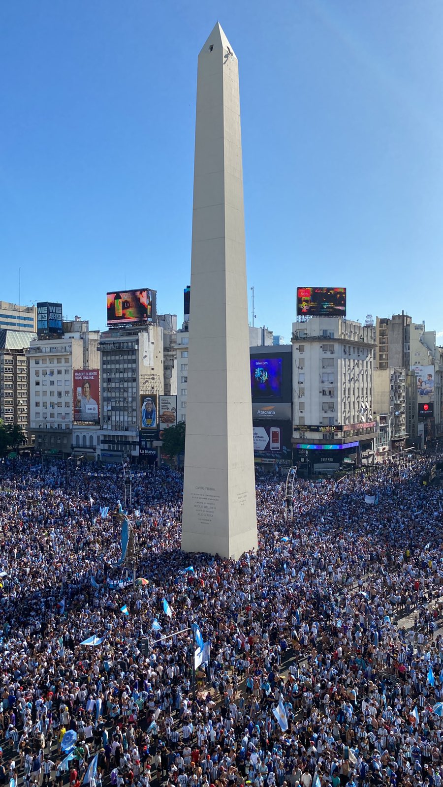 从黑夜嗨到白天！数千阿根廷球迷聚集在方尖碑广场，等待冠军大巴
