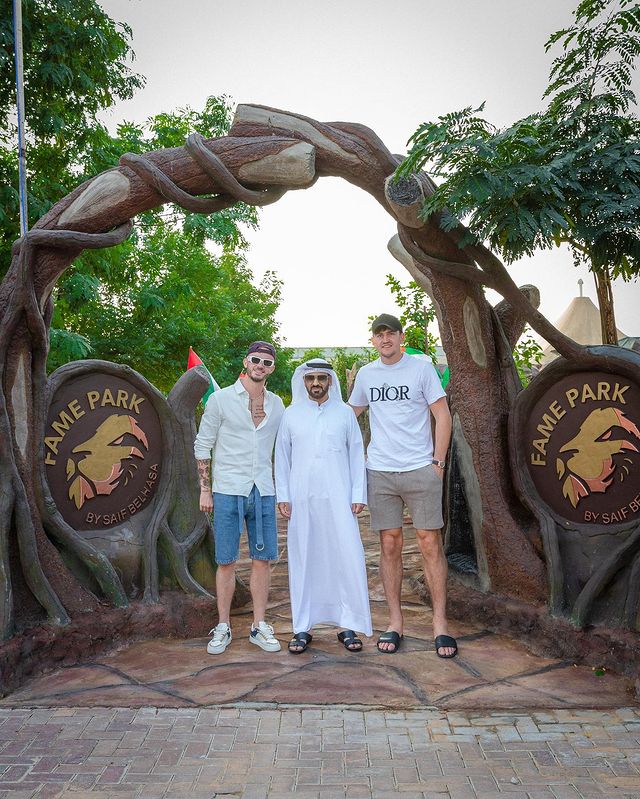 马奎尔、麦迪逊参观迪拜动物园，马奎尔手捧蜘蛛肩缠蛇