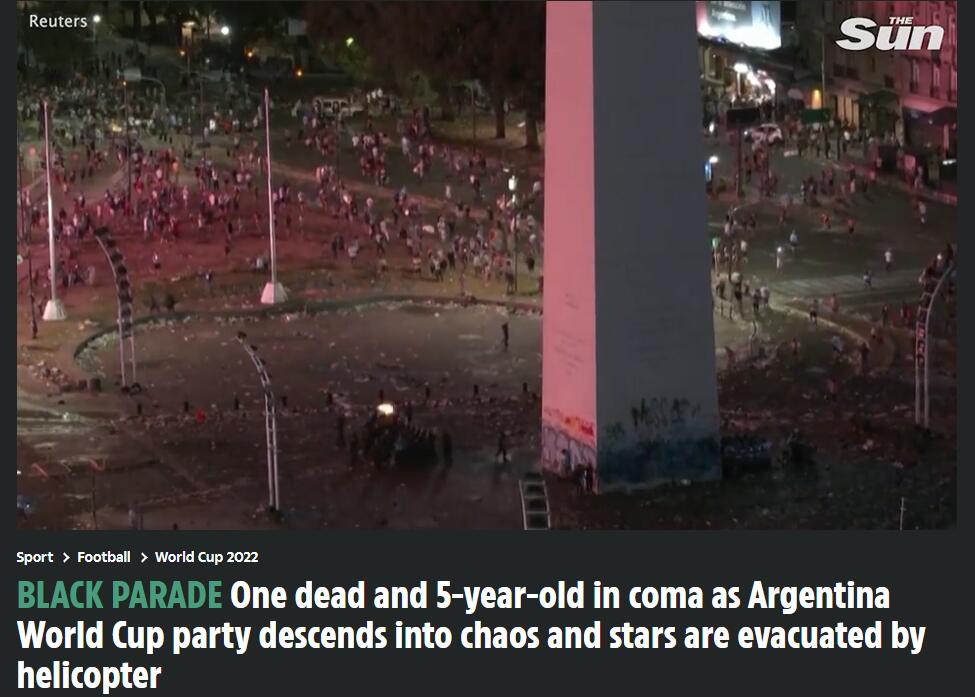 太阳报：在阿根廷冠军游行中，一名20多岁的球迷坠亡