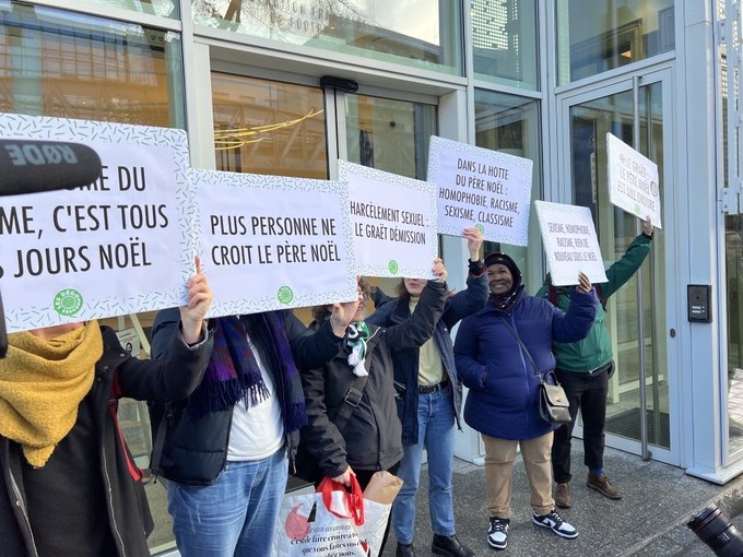 法国球迷群体在法足协办公楼门口举标语，要求勒格拉埃辞职