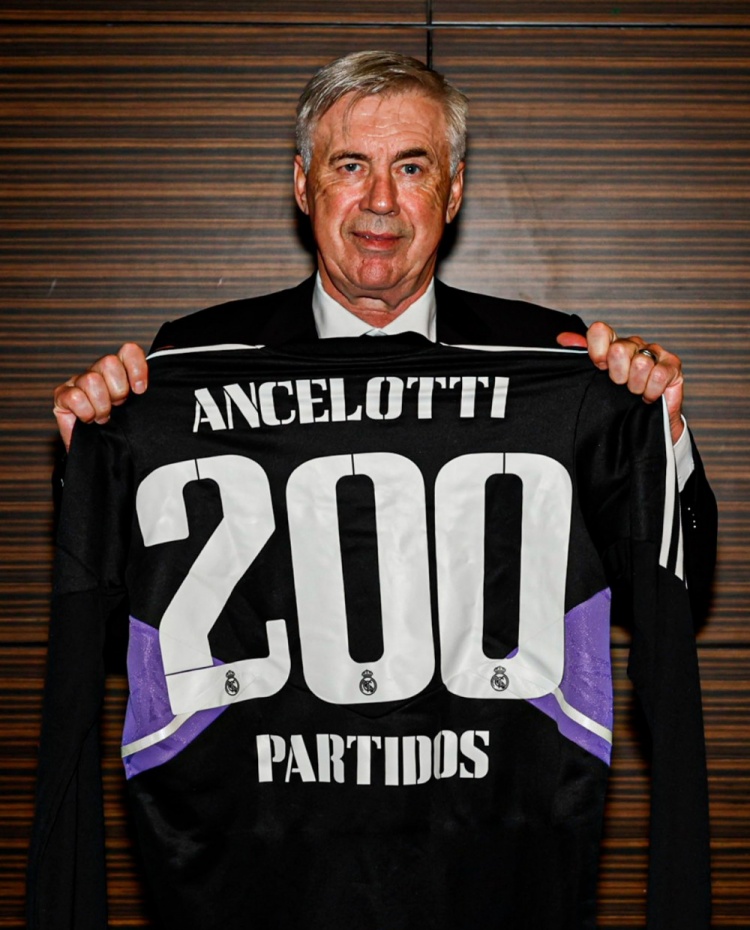 安切洛蒂获赠执教皇马200场纪念球衣，带队斩获8座奖杯