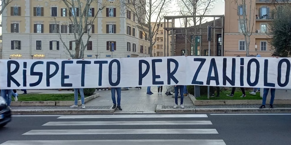 拉齐奥球迷打出标语嘲讽死敌罗马：尊重扎尼奥洛
