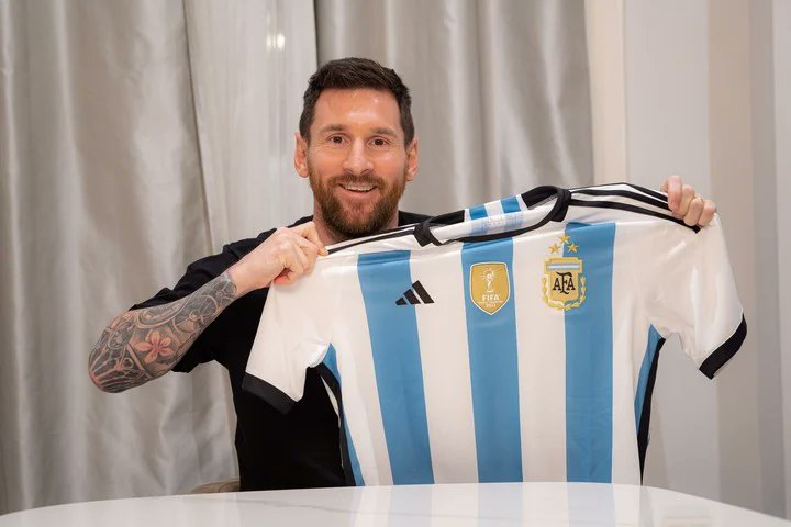 ⭐⭐⭐梅西拿到阿根廷“三星”球衣，爱不释手！