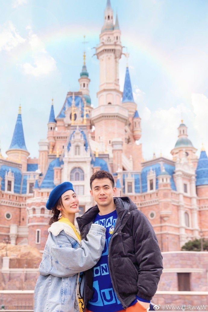 赵继伟妻子晒在上海迪士尼的游玩照：第一次认认真真过情人节？