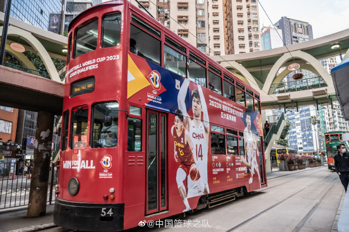 中国香港公交站点、建筑外墙近日出现中国男篮元素 周琦&大王领衔