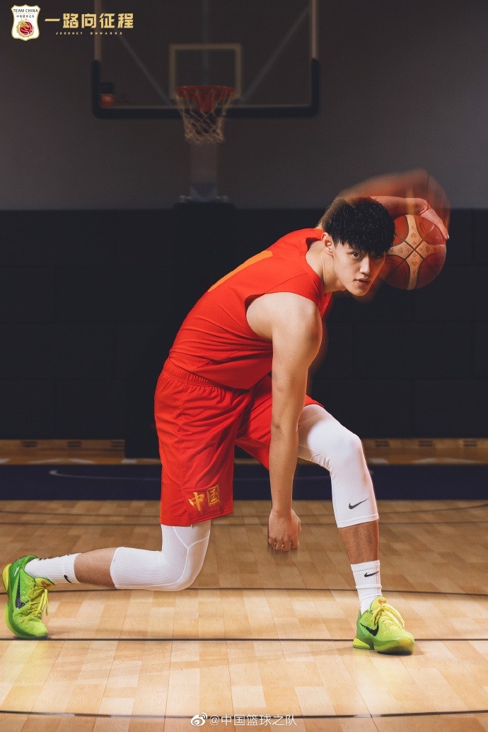 中国篮球之队晒中国男篮高清创意写真：希望大家喜欢