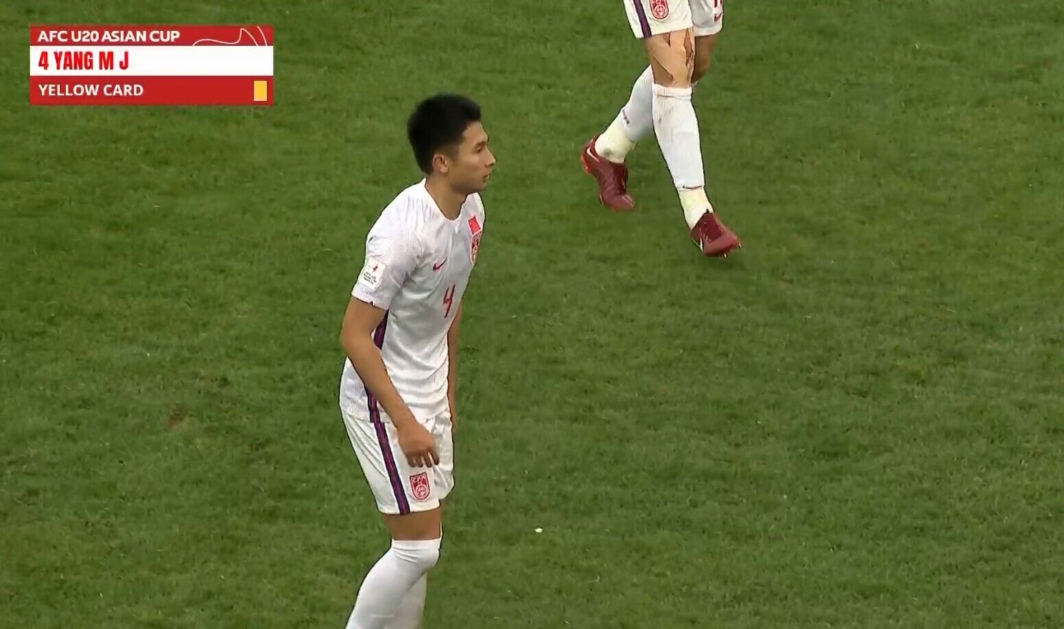 阳敏杰与韩国球员发生冲突被黄牌警告