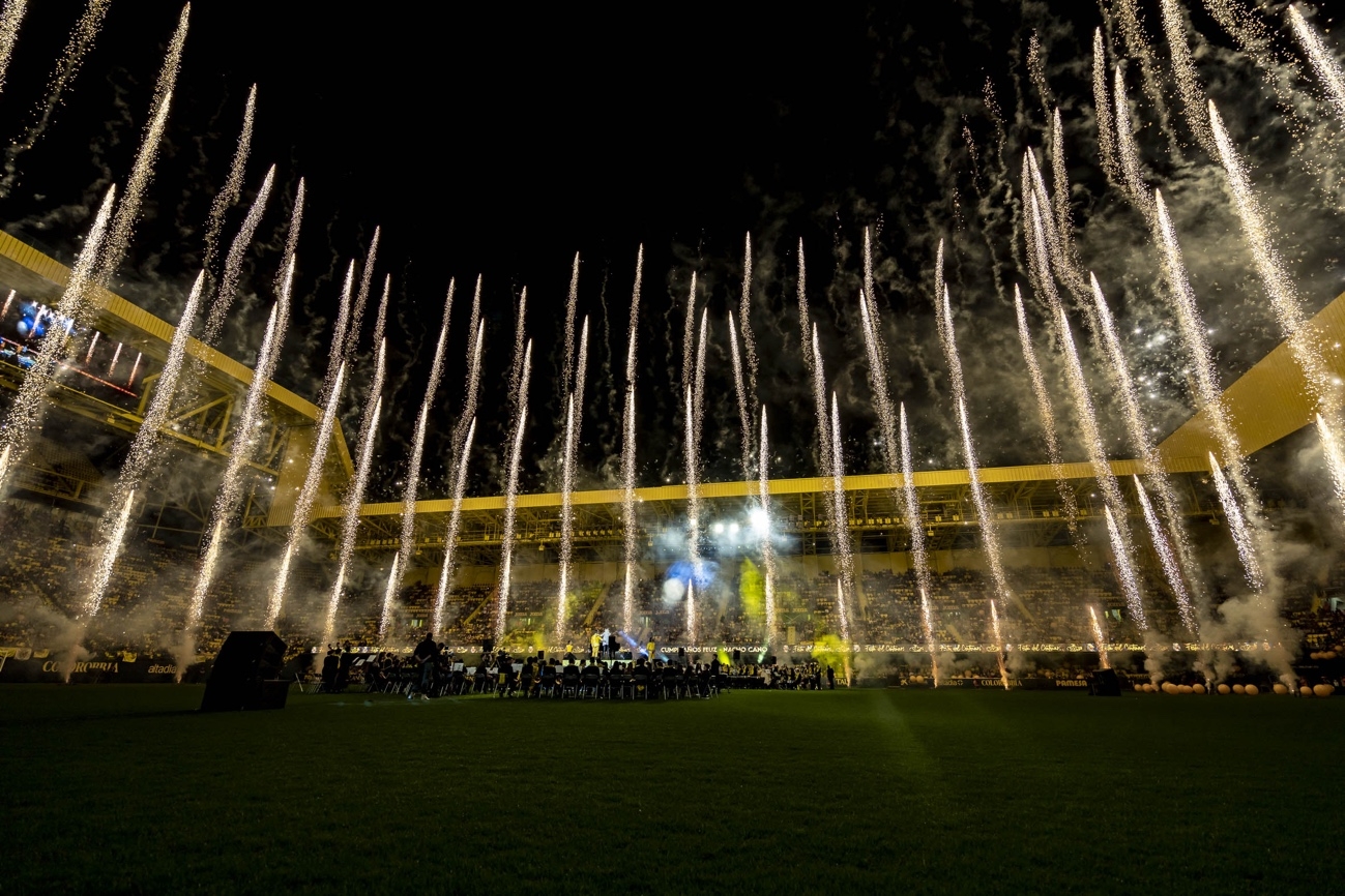 比利亚雷亚尔百年庆典，超过2万名现场观众组成黄色海洋