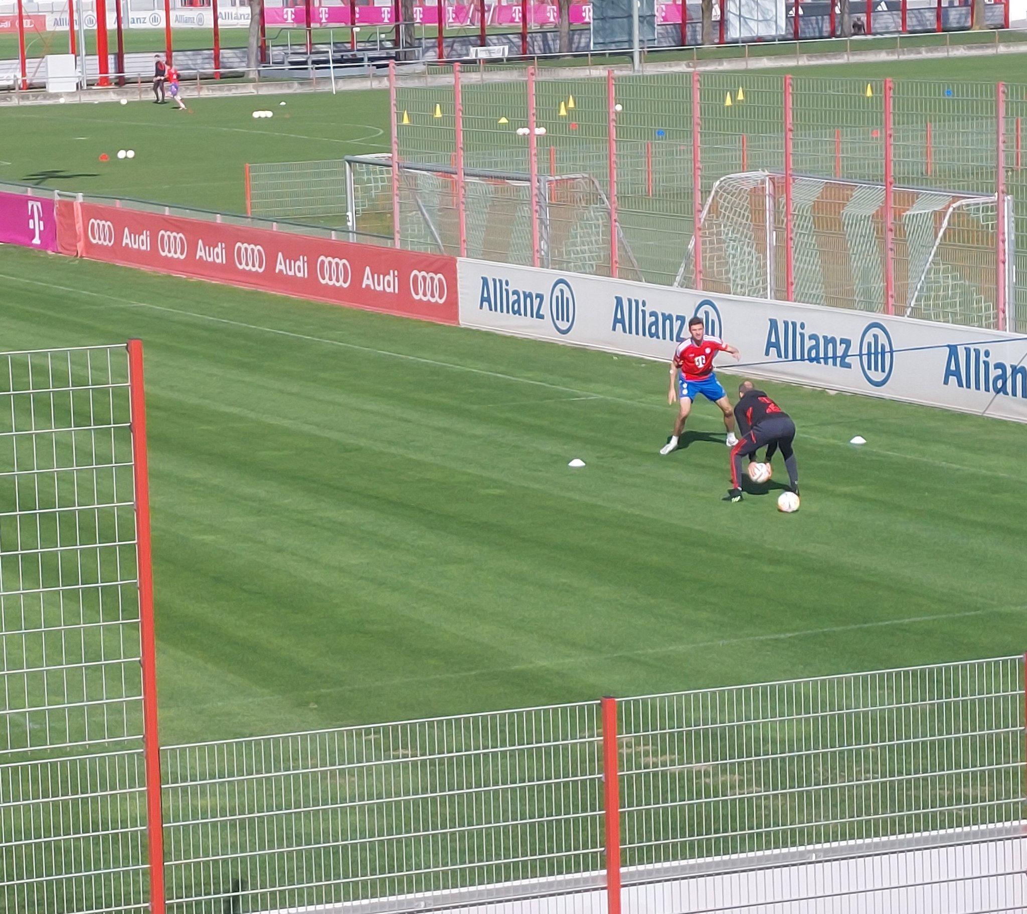 国际比赛日期间，穆勒和布纳-萨尔在拜仁基地加练