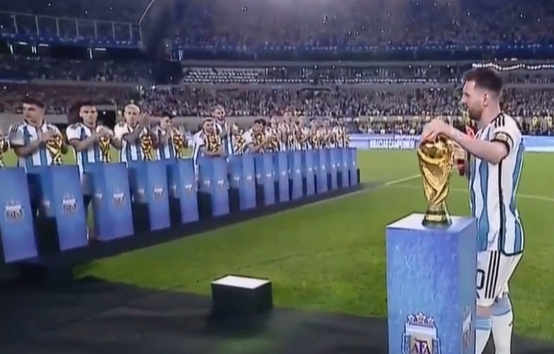 世界冠军阵势！！梅西单独讲话，阿根廷众将列队倾听鼓掌