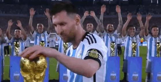 历史经典时刻！梅西深情抚摸大力神杯，身后阿根廷球员集体膜拜