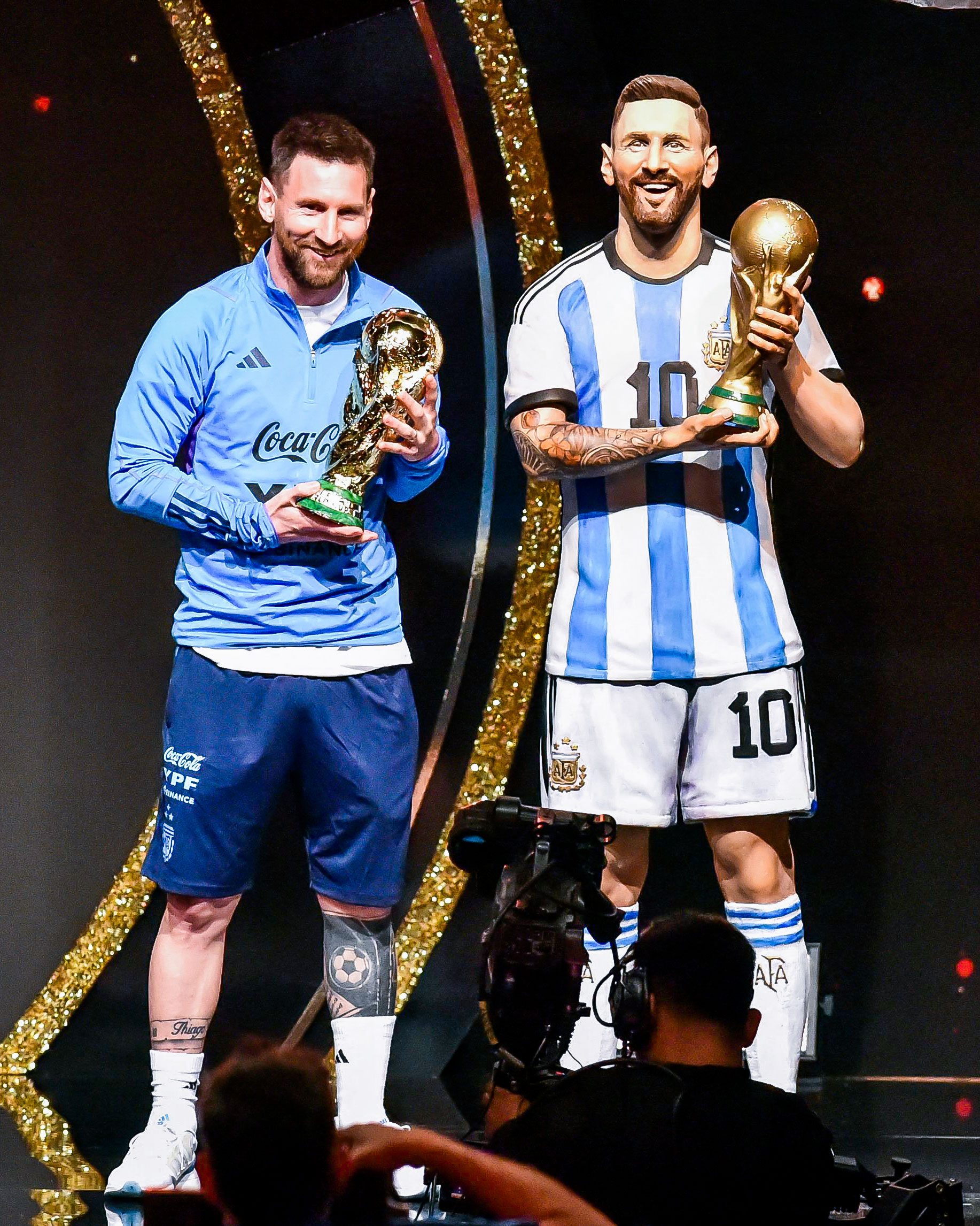 几分像？南美足联为梅西制作捧起世界杯雕像