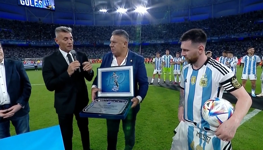 里程碑！阿根廷足协赛后赠予梅西国家队百球纪念球衣