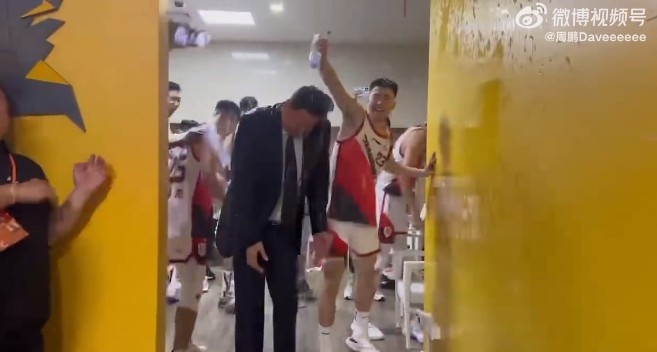 江苏男篮时隔四年重返季后赛 李楠更衣室内被队员们泼水庆祝